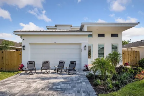 Luxe 2 King Ensuites. Salt Pool/Spa. Near Beach, Shops & Food. New with 4 Kings!