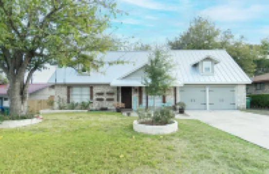 Family Central Oasis w/Pool Heating, Court, Game Room, Putt Putt, and Media Room