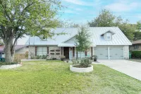 Spacious Family Oasis Near Top City Attractions w/Pool, Gameroom, Putt Putt.