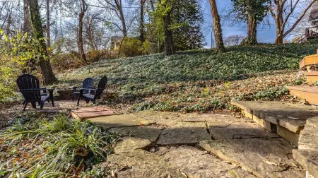 Secluded, updated 4BR, kid friendly, 5 min from restaurants