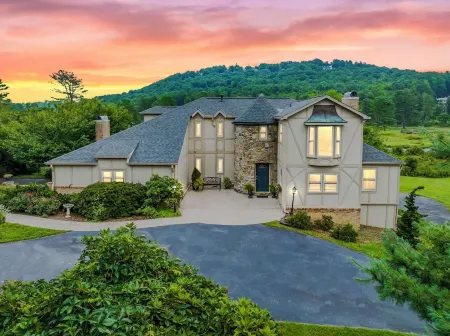 Golf Course Getaway: Pickleball/Tennis/Pool/Hot Tub/Fire Pit