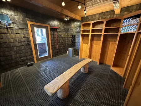 Idlewood Cabin: True Ski-in/out house w/hot tub, Pet Friendly!