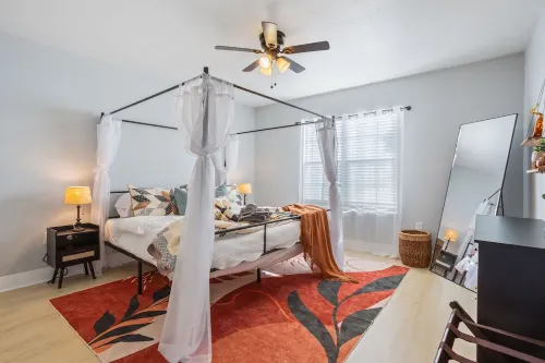 The Historic Blue Bungalow / Hot Tub / 5 min to Magnolia Hotels in McLennan County