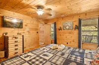 Luxury Spacious Secluded Cabin HotTub  4 Bedrooms 3-Story Sleep 12 Hotels near Talking Turkey Studio