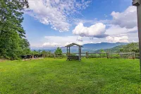 STUNNING MTN / RIVER VIEWS! 4bed/ 3bath  Hot tub, Firepit <15 min to Bryson City
