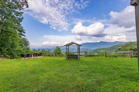 STUNNING MTN / RIVER VIEWS! 4bed/ 3bath  Hot tub, Firepit <15 min to Bryson City