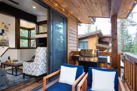 Stylish Luxury Townhouse - Walk to Downtown, A/C! - バルコニー