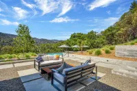 Modern, recently built home with stunning pool & beautiful views; 15 min to town