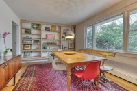 Beautiful Amagansett Home with Pool. Walk to the Bay Beach. Small Dogs Welcome. Hotels in Springs