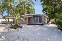 Bayshore Gardens remodel with hot tub + fire pit + walk to park and marina