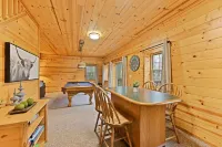 Cozy Log Cabin in Hocking Hills! Hot Tub! Pool Table! Pet Friendly!