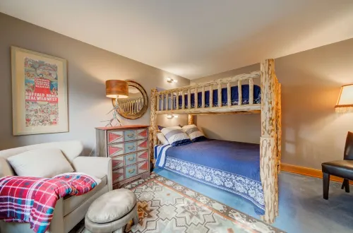 Mountain Views, Hot Tub & Sauna! Cozy Fireplace, 10-Minutes from the Slopes!