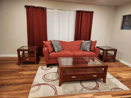 The Holly House. Comfort and Stylish charm. Отели в г. Сент-Клэр