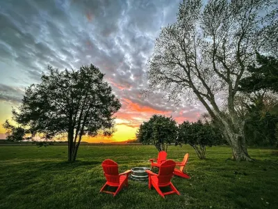 Cape Charles VA retreat with game arcade 👾, fire pit 🔥, Peloton 🚴🏽‍♀️, EV🔋 Hotels near Chesapeake Bay Bridge-Tunnel