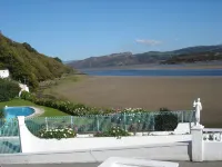 Harbour-Side Apartment In Porthmadog With Stunning Views Hotels in Porthmadog