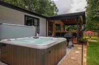 LUXURY FARMHOUSE, 2 Living spaces, Sleeps 12, PRIVATE in the mtns, 10min to town