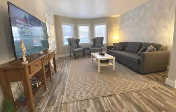 Skots Villa Bottom West. Near Sanford Medical, Midco, Univ. SF & Augustana