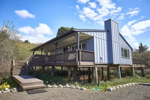 3 minute walk to Beach! Dog and Family Friendly, Bright & Modern House