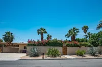 ATOMIC-MOD HOUSE in prime Palm Desert/next to El Paseo! Hotels near The Living Desert Zoo and Gardens