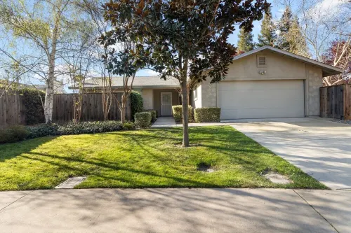 Cozy Modesto Charmer: 3 bedrooms 2 baths