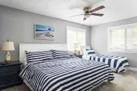 Serene Lakehouse - Private Beach, Kayaks, Pickleball, various games, and near TC
