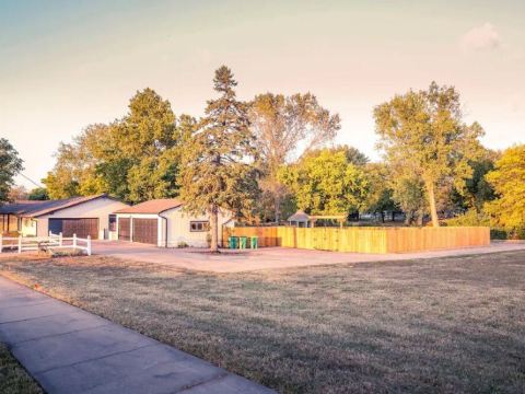 Luxury 5 bedroom home with Pool and 3 acers of private land