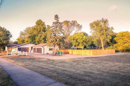 Luxury 5 bedroom home with Pool and 3 acers of private land