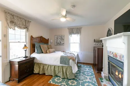 Garden Studio on Main - A perfect combination of modern amenities & convenience