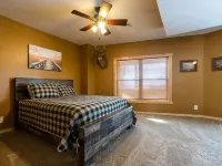 Luxury River View Cabin, Hot Tub + Fireplace, Private Retreat Hotels in Freeman