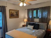 Unique Vintage Style Duplex- Fully Stocked Alpha Xi Delta周辺のホテル