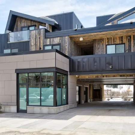 NEW LUXURIOUS RIVERFRONT DOWNTOWN TOWNHOME 4 BED 2.5 BA W/ HOT TUB