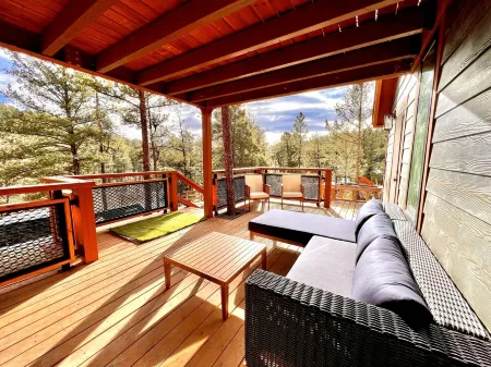 Modern Mountain Cabin with AC, Beautiful Views. 3 Min to Midtown.