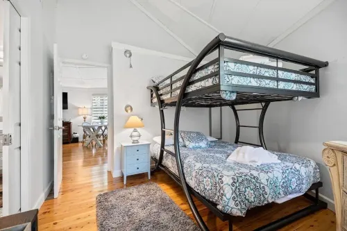 Relaxing 2 BR cottage, walking distance to beach