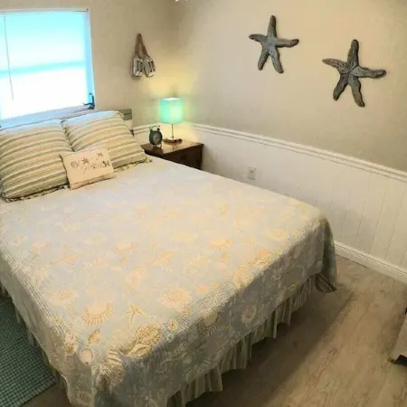 Tiki Tropical Retreat - directly on the clear Weeki Wachee River (not a canal)