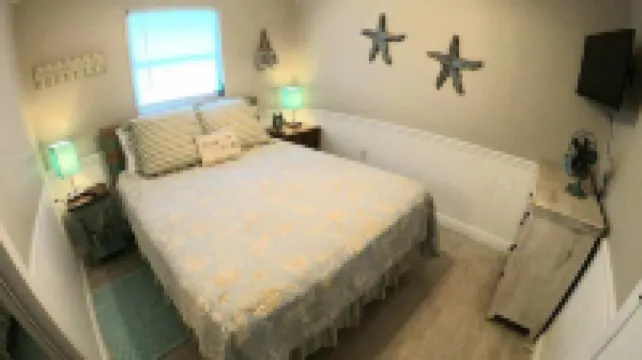 Tiki Tropical Retreat - directly on the clear Weeki Wachee River (not a canal)