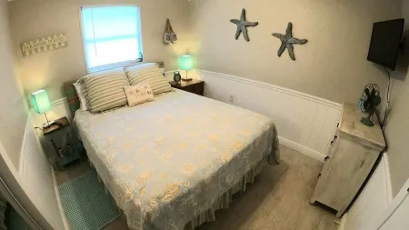 Tiki Tropical Retreat - directly on the clear Weeki Wachee River (not a canal) Отели в г. Уэки-Уочи-Гарденс