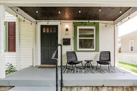 Charming Cottage Near Downtown