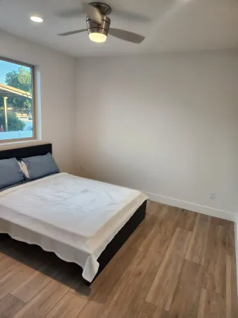 Madison's Place<br>Cozy & Comfortable Modern Home Отели в г. Парамаунт