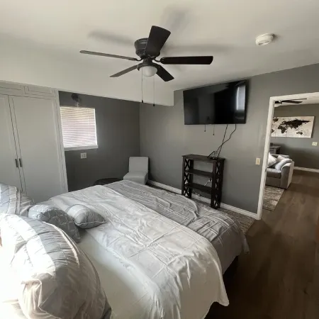Quiet and Cozy 1br upstairs Guest House