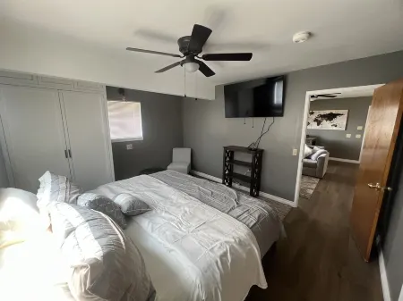 Quiet and Cozy 1br upstairs Guest House