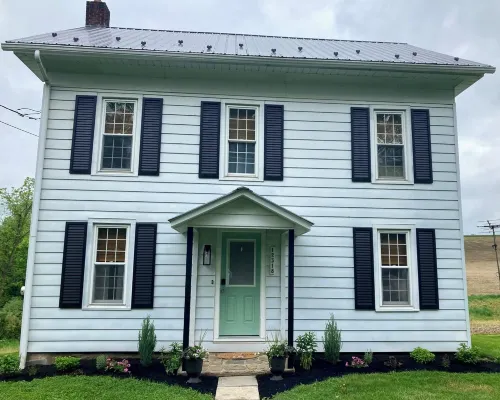 Cozy Vintage farmhouse in walking distance to Faylor Lake disc golf park. Hotels in Snyder County