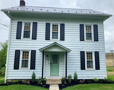 Cozy Vintage farmhouse in walking distance to Faylor Lake disc golf park.