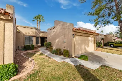 2 Bedroom Paradise in Peoria! PRM Association Management附近的飯店