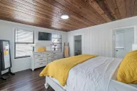 Remodeled HEATED pool house, 8 minutes to the beach! Honey Hole theme