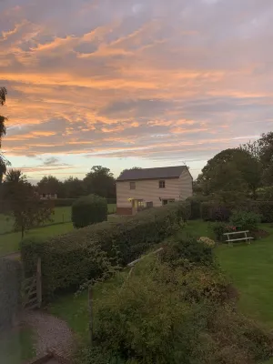 Orchard Cottage. 2-bedroomed cottage.  Short breaks welcome.  Free Wi-Fi Hotels in Marden