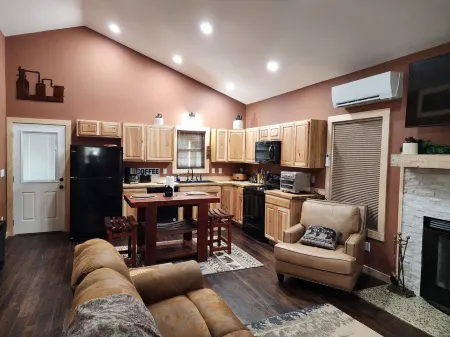 Whiskey Bent Stillhouse - Lake Lure cabin - 1/4 mile to Lake Lure Ingles Отели рядом с достопримечательностью «Lake lure»