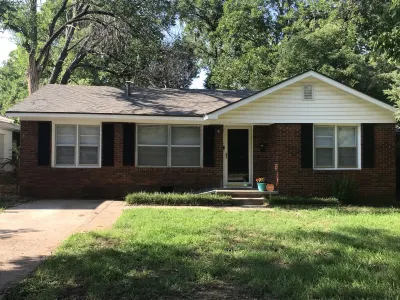 The Water House-Sleeps 10-1 Mile to Boone Pickens Hotels near Stillwater Regional Airport