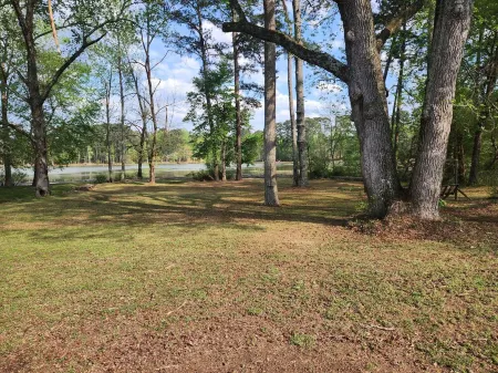 S2. Lakeside home in Historic Scottsboro Отели в г. Скотсборо