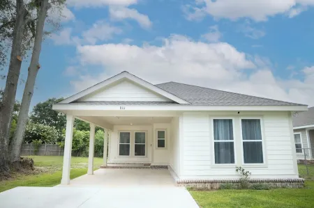 Mr. Willie's Coastal Retreat - the perfect location in downtown Ocean Springs!