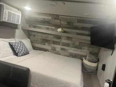 Camper/RV  10 minutes from Navarre beach